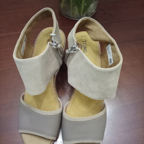 TOMS Women's Sandals in Beige and Taupe - Picture 1 of 7